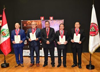 DENTRO DE LA SEMANA DE INGENIERIA ELECTRONICA SE HACE UN RECONOCIMIENTO A LAS AUTORIDADES UNIVERSITARIAS DE LA UNIVERSIDAD NACIONAL DE SAN MARCOS Y UNIVERSIDAD NACIONAL FEDRICO VILLARREAL