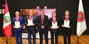 DENTRO DE LA SEMANA DE INGENIERIA ELECTRONICA SE HACE UN RECONOCIMIENTO A LAS AUTORIDADES UNIVERSITARIAS DE LA UNIVERSIDAD NACIONAL DE SAN MARCOS Y UNIVERSIDAD NACIONAL FEDRICO VILLARREAL