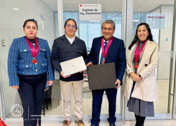 ENTREGA DE PREMIO AL GANADOR DEL SORTEO DE LA SEMANA DEL CAPÍTULO DE INGENIERÍA ELECTRÓNICA