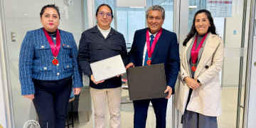 ENTREGA DE PREMIO AL GANADOR DEL SORTEO DE LA SEMANA DEL CAPÍTULO DE INGENIERÍA ELECTRÓNICA